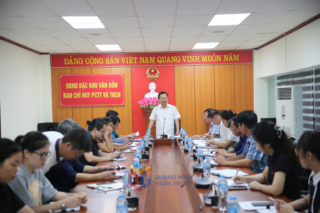 Ban Chỉ huy PCTT&TKCN và phòng thủ dân sự đặc khu Vân Đồn họp triển khai phương án phòng chống bão số 3. Ảnh: Minh Đức