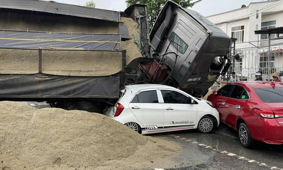 Tai nạn liên hoàn ở Thái Nguyên: Xe đầu kéo lật nghiêng, đổ cát đè bẹp ô tô con