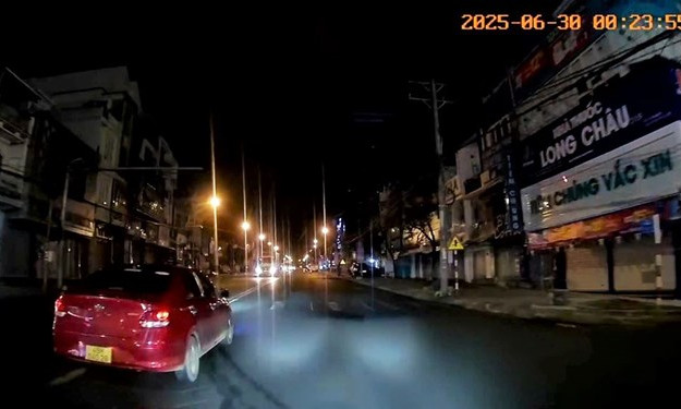 Xe con liên tục lạng lách, đánh võng tạt đầu phương tiện lưu thông trên Quốc lộ 20