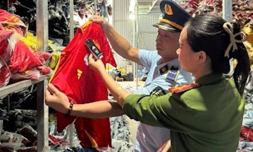 Khởi tố chủ kho hàng kinh doanh hơn 35.000 bộ quần áo giả mạo Nike, Adidas, Puma