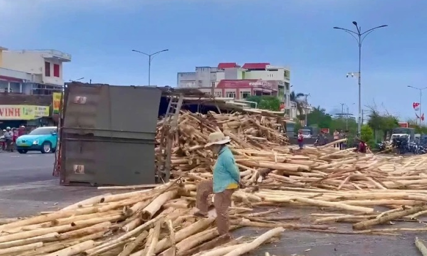 Xe chở gỗ lật đè chết thiếu niên: 2 người đi đường khác thoát chết trong gang tấc