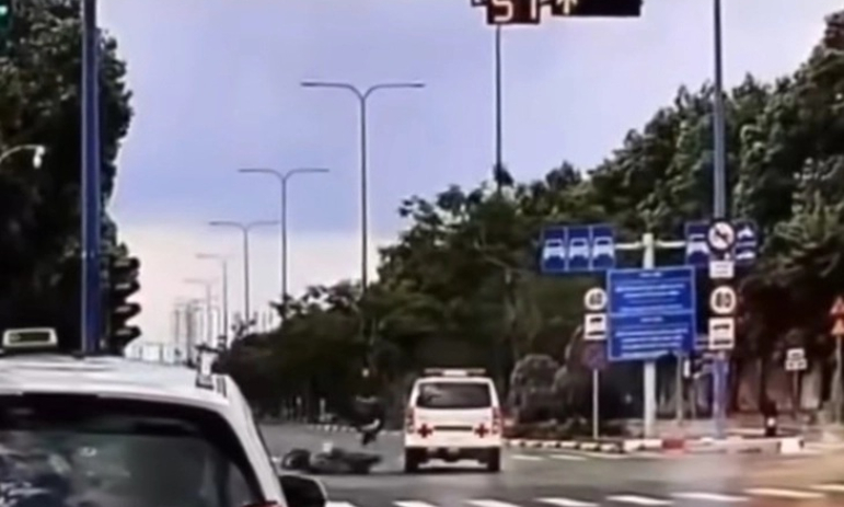 Xác minh clip xe cứu thương va chạm với xe máy tại giao lộ Mai Chí Thọ - Trần Não