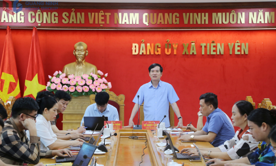 Phó Bí thư Tỉnh ủy Vũ Quyết Tiến dự sinh hoạt chi bộ tại xã Tiên Yên