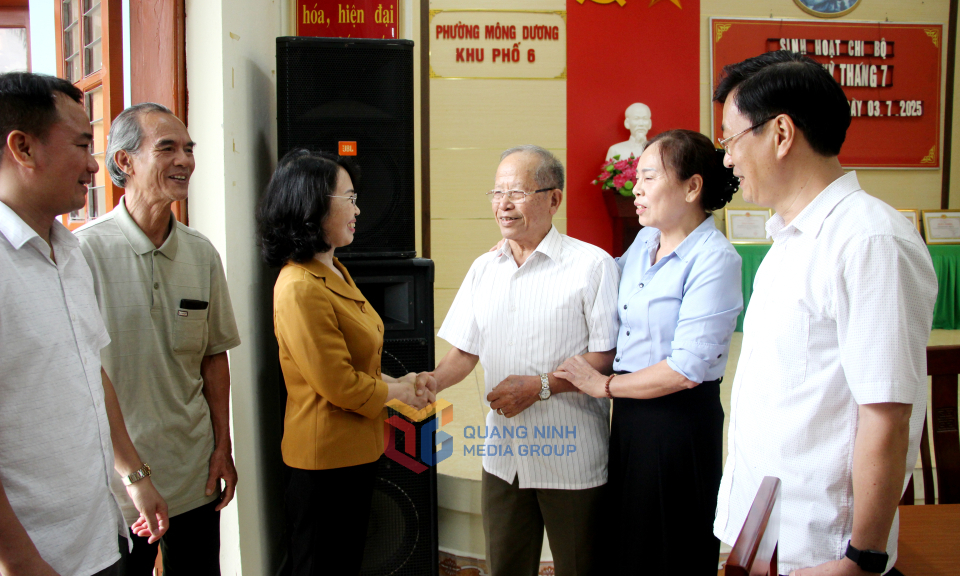 Đồng chí Trịnh Thị Minh Thanh, Phó Bí thư Thường trực Tỉnh ủy dự sinh hoạt Chi bộ khu phố 6, phường Mông Dương