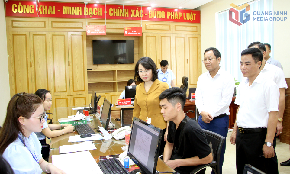 Đồng chí Phó Bí thư Thường trực Tỉnh ủy kiểm tra việc giải quyết TTHC tại phường Mông Dương và Quang Hanh