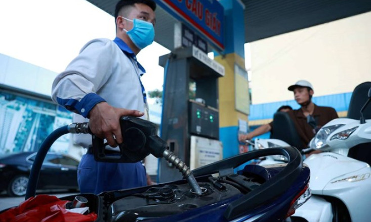 Giá xăng RON 95 giảm sâu 1.210 đồng/lít