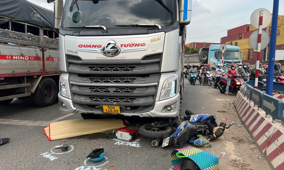 Xe tải va chạm xe máy, 2 người thương vong