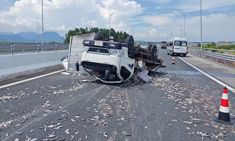 Xe tải nổ lốp trên cao tốc Vân Đồn - Móng Cái: Không có thiệt hại về người