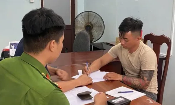 Đột nhập, kề dao vào cổ chủ nhà yêu cầu giao nộp toàn bộ tài sản