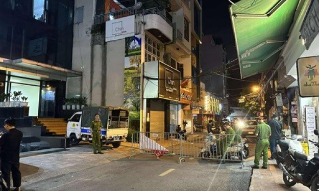 Một người đàn ông rơi từ nhà cao tầng xuống đất ở Hà Nội