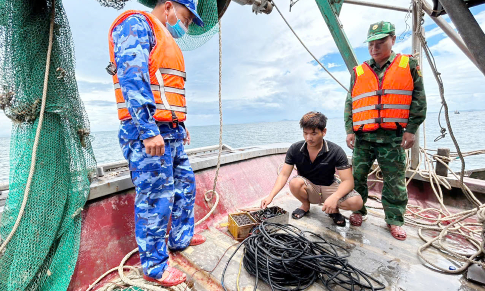 Phát hiện tàu cá tàng trữ công cụ kích điện tại vùng biển Đảo Trần