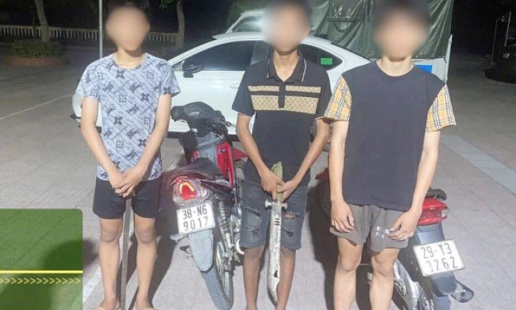 Tuần tra xuyên đêm, công an thu giữ đao, kiếm của 3 thanh niên