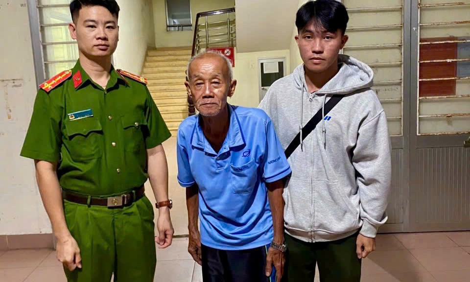 Cụ ông 77 tuổi đi lạc 70km được công an hỗ trợ về với gia đình