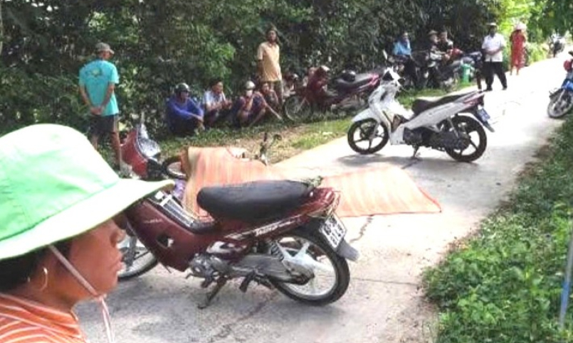 Trên đường đi vườn về thì bị đâm chết, chiếc rìu còn trên ngực