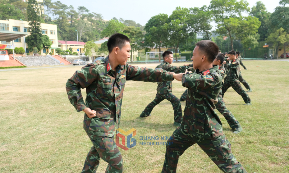 Rèn ý chí thép trên thao trường trinh sát