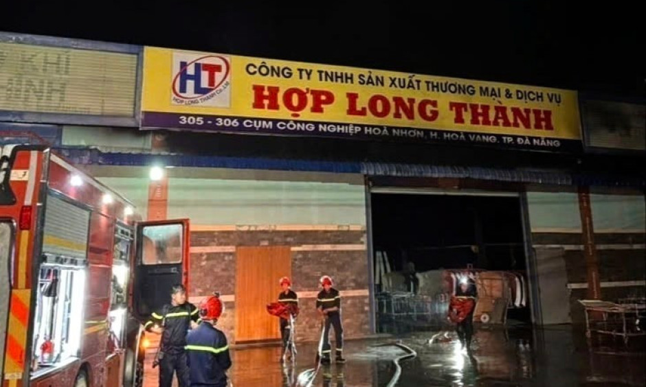 Đà Nẵng: Huy động nhiều phương tiện hiện đại khống chế vụ cháy kho xưởng