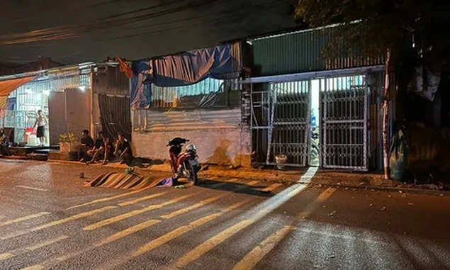 Tông xe máy vào nhà dân ở TPHCM, 1 người chết, 1 người nguy kịch