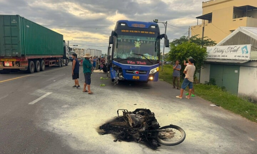 Xe máy cháy rụi sau va chạm ô tô khách, 2 người tử vong tại chỗ