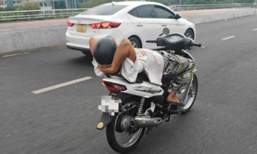 Xử lý quái xế thả hai tay khi điều khiển xe máy trên cầu Rồng, Đà Nẵng