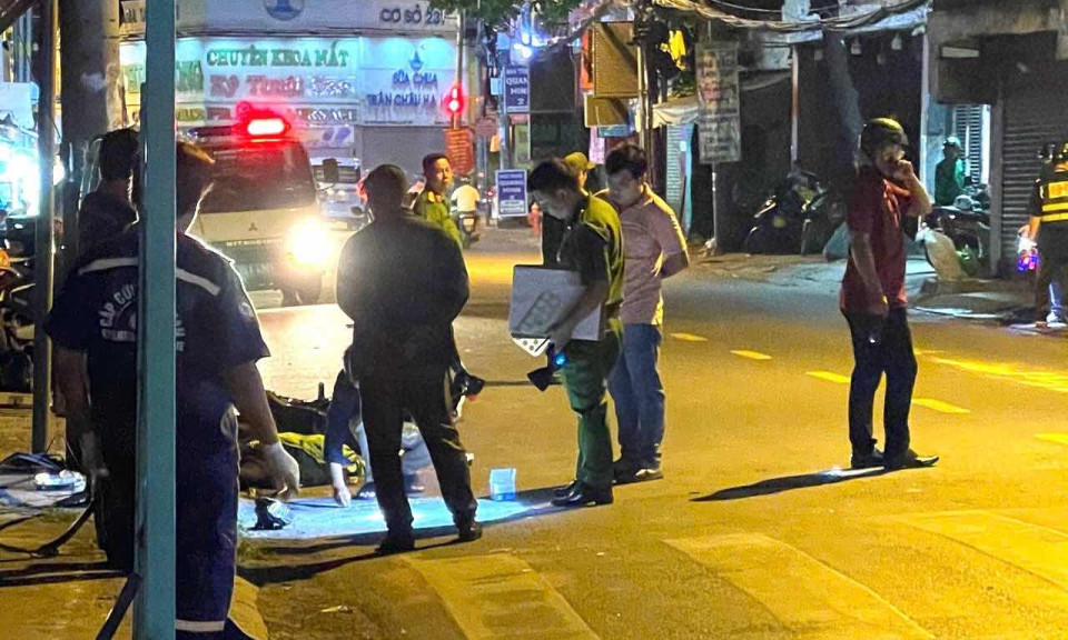 Tông vào trụ điện ở TPHCM, tài xế công nghệ tử vong tại chỗ