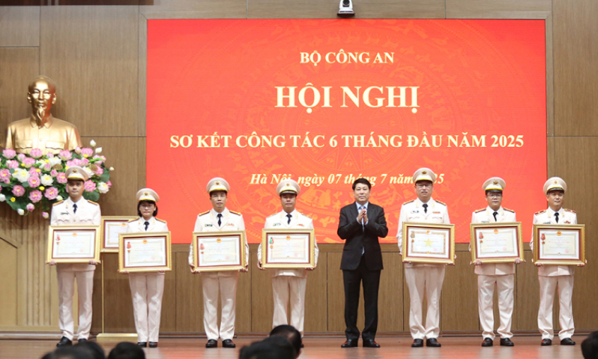 Lãnh đạo Công an tỉnh Quảng Ninh được Chủ tịch nước trao tặng Huân chương Chiến công