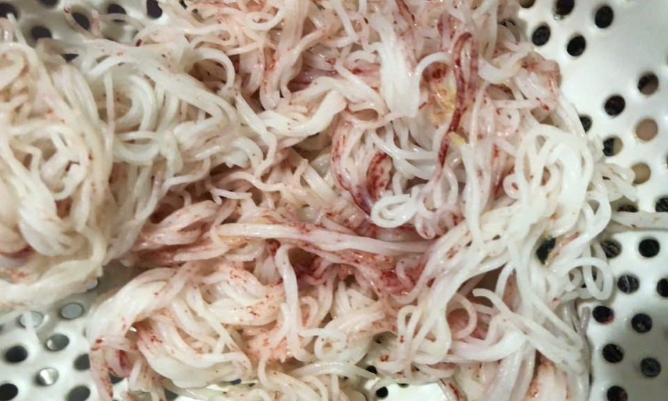 Hộ dân lo lắng khi bún mua từ hàng quen chuyển thành màu đỏ