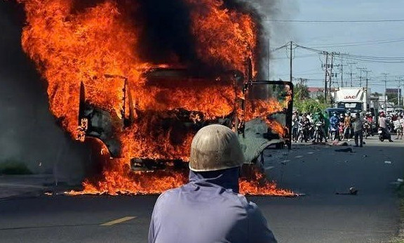 Tai nạn nghiêm trọng ở Cà Mau, xe tải cháy rụi, 2 người tử vong