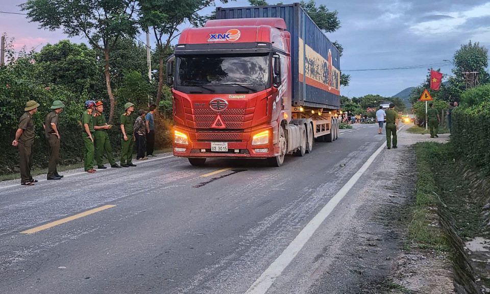 Xe máy va chạm xe đầu kéo, người phụ nữ tử vong tại chỗ