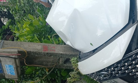 Xe ô tô đâm cột điện tại Bình Giang, TP Hải Phòng khiến đầu xe biến dạng