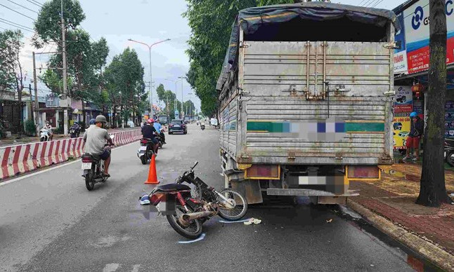 Làm rõ vụ tai nạn xe máy tông đuôi xe tải khiến người đàn ông tử vong