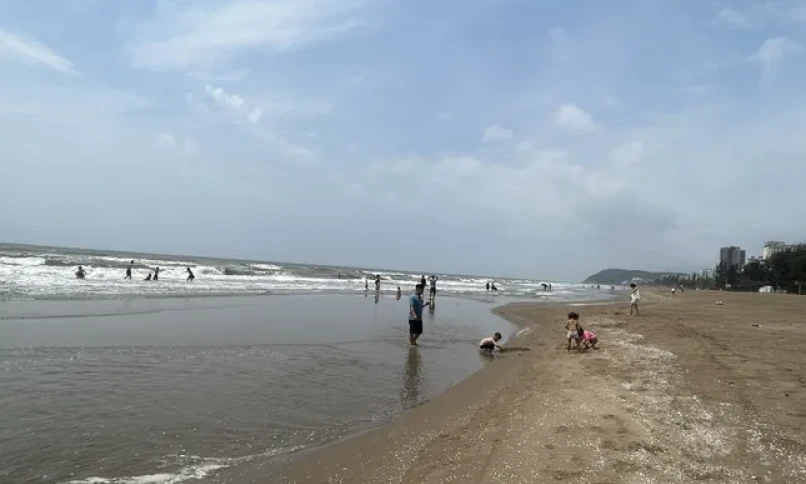 Rơi khỏi phao tắm trên biển Sầm Sơn, 1 trẻ mất tích, 1 trẻ nguy kịch