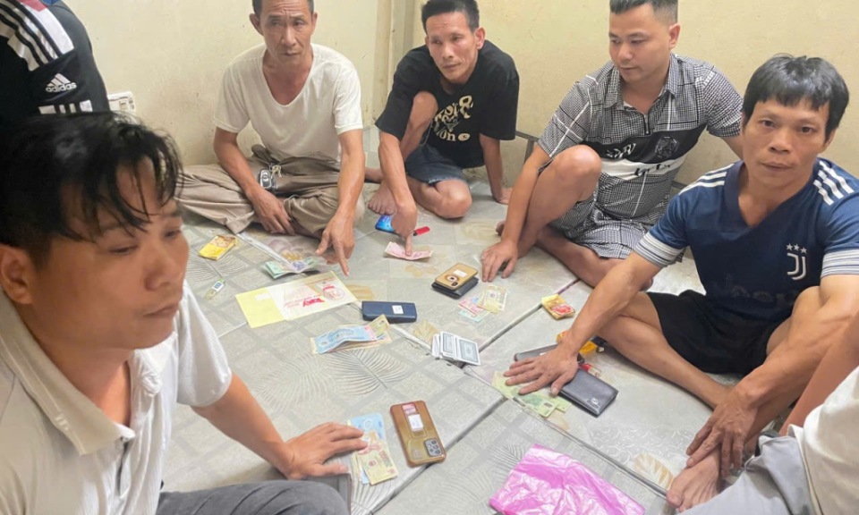 Bắt giữ nhóm đối tượng đánh bạc ở một cây xăng tại phường Đông Mai