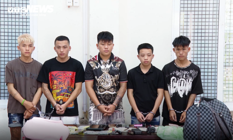 Bắt giữ nhóm thanh niên đập vỡ kính hàng loạt ô tô trộm cắp tài sản ở Bắc Ninh
