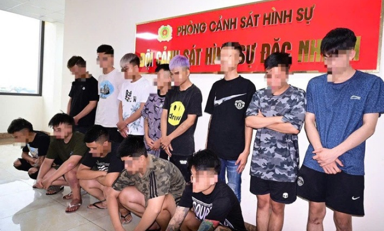 Mang hung khí diễu phố, 9 thanh niên bị tạm giữ