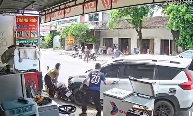 Tài xế bất ngờ đột quỵ, ô tô lao trúng xe máy ven đường tại Nghệ An