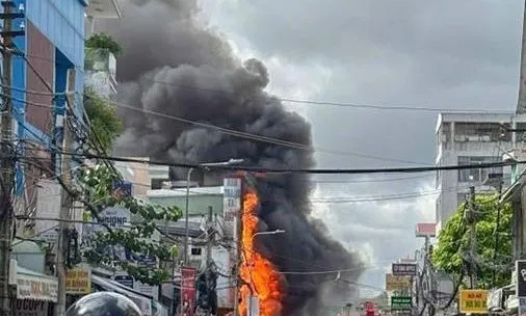 Cháy cửa hàng điện thoại ở trung tâm thành phố Cần Thơ