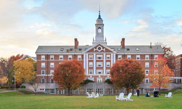 Chính quyền Mỹ đe dọa rút chứng nhận học thuật của Đại học Harvard