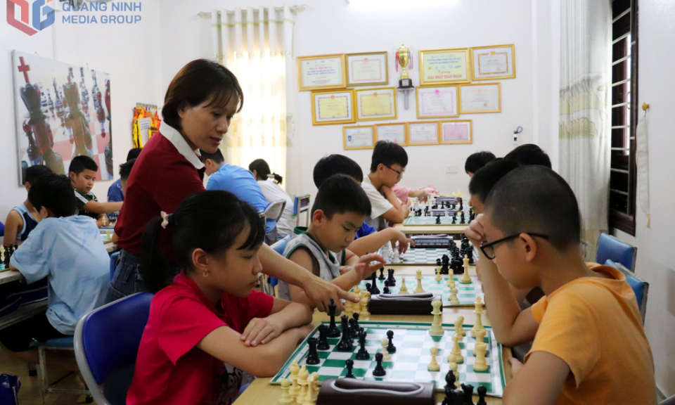 Kỳ thủ “nhí” học giỏi, chơi cờ siêu 