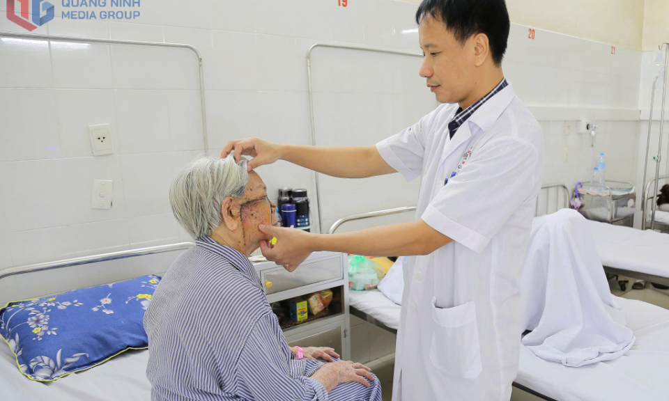 Phẫu thuật thành công khối ung thư lớn vùng mặt cho cụ bà 96 tuổi