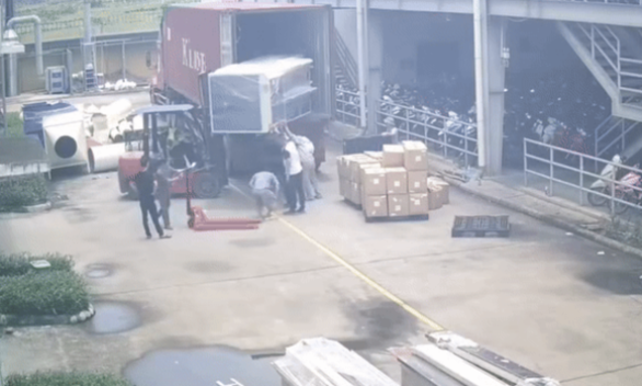 Đưa máy móc từ xe container xuống không an toàn, đè chết người