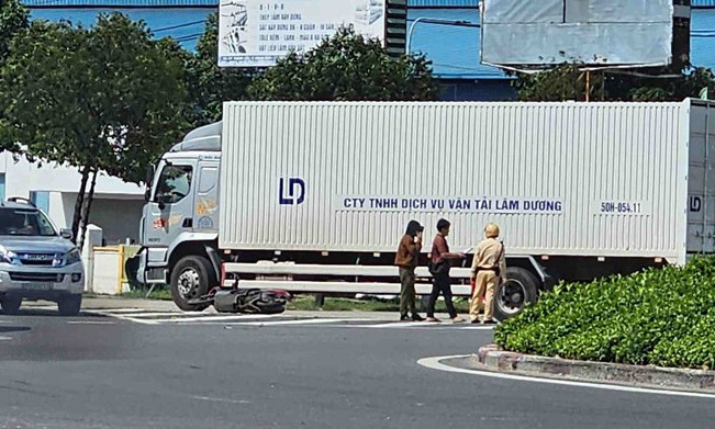 Tai nạn giữa xe tải và xe máy khiến 2 người thương vong