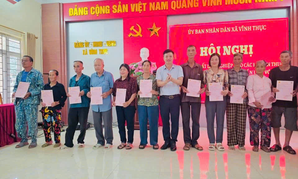 Xã Vĩnh Thực trao 95 giấy chứng nhận quyền sử dụng đất lâm nghiệp cho các hộ dân 