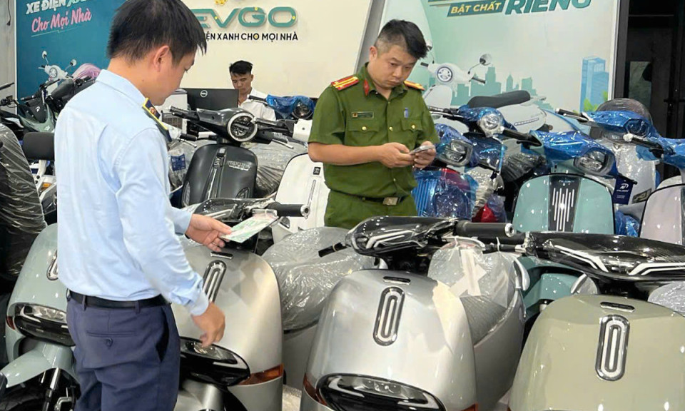 Công an công bố hình ảnh đường dây làm giả xe máy điện quy mô lớn