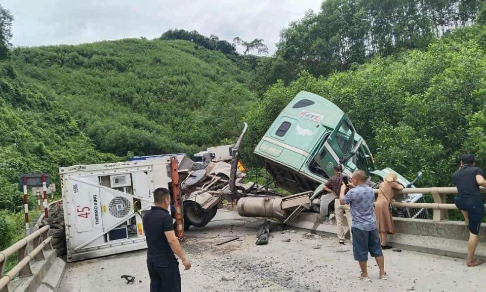 Xe container lơ lửng trên lan can cầu, Quốc lộ 12A tê liệt nhiều giờ