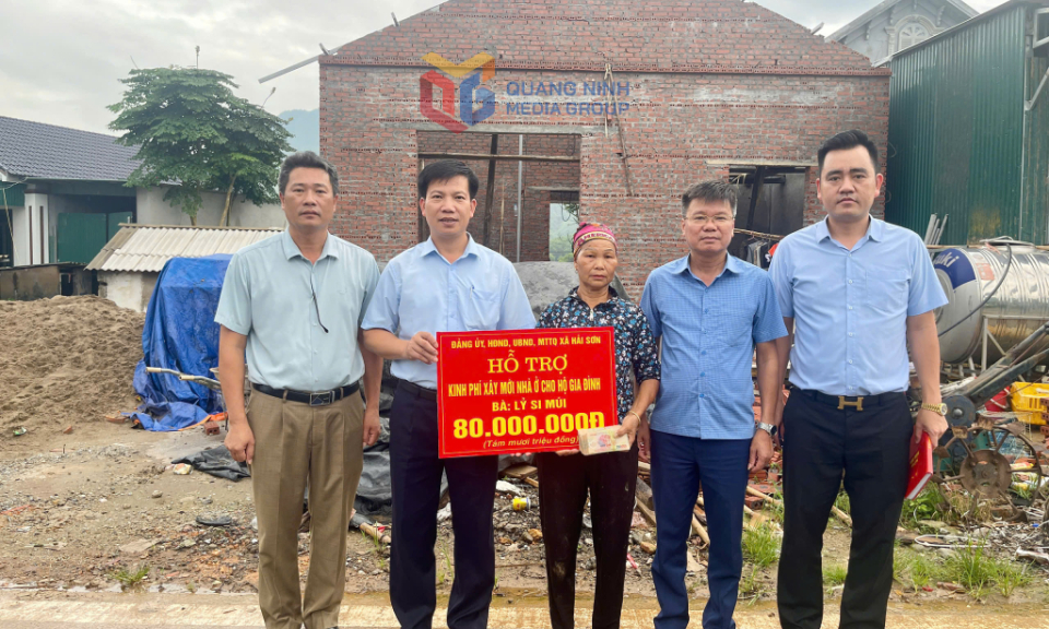 Xã Hải Sơn: Trao kinh phí hỗ trợ xây dựng, nâng cấp nhà ở cho 7 hộ gia đình khó khăn 