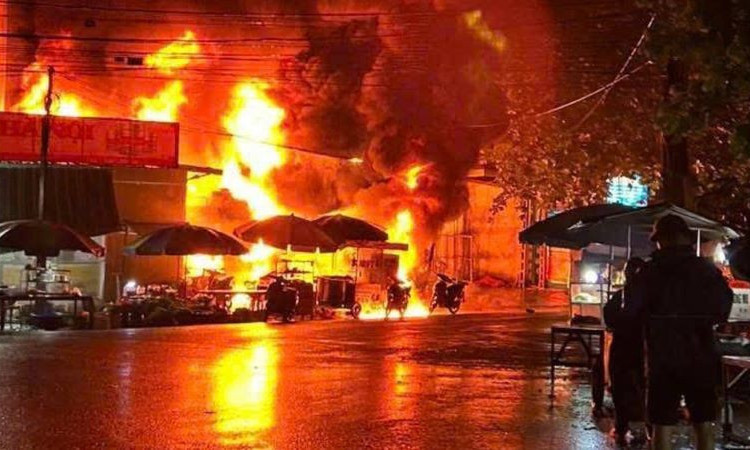 Bắc Ninh: Cháy lớn tại cửa hàng kinh doanh xăng dầu