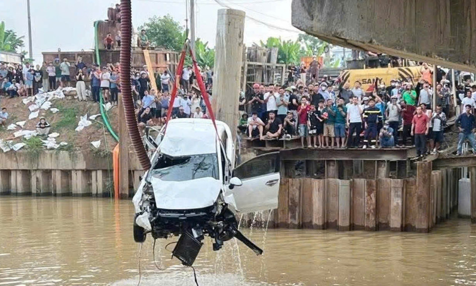 Ô tô rơi xuống sông sau khi tông 2 xe máy, đang tìm người mất tích
