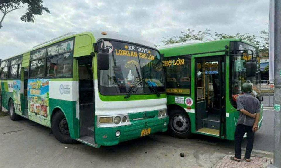 Hai xe buýt chèn ép nhau gây tai nạn trên đường Kinh Dương Vương, tài xế bị tạm đình chỉ