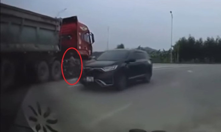 Xe tải và mô tô va chạm tại Bắc Ninh, một phụ nữ tử vong tại chỗ