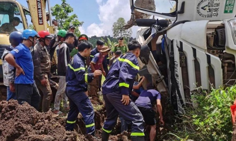 Giải cứu thành công phụ xe mắc kẹt bên trong ca bin sau tai nạn giao thông
